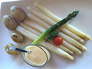 frischer Schrobenhauser Spargel mit Wacholderschinken (©Foto. Martin Schmitz)